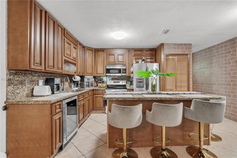 House in Miami, Florida 3 bedrooms, 157.38 sq.m. № 2043112 - photo 11