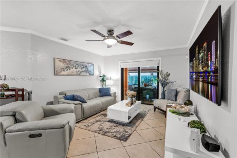 House in Miami, Florida 3 bedrooms, 157.38 sq.m. № 2043112 - photo 14