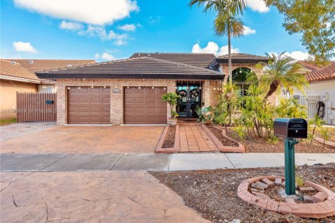 House in Miami, Florida 3 bedrooms, 157.38 sq.m. № 2043112 - photo 3