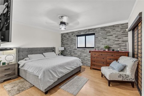 House in Miami, Florida 3 bedrooms, 157.38 sq.m. № 2043112 - photo 20