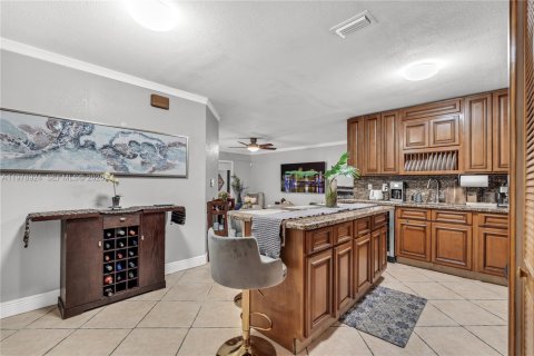 House in Miami, Florida 3 bedrooms, 157.38 sq.m. № 2043112 - photo 9