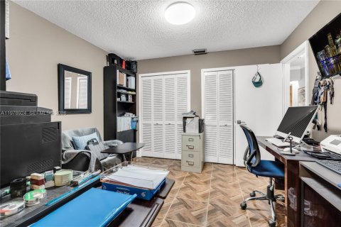 House in Miami, Florida 3 bedrooms, 157.38 sq.m. № 2043112 - photo 28