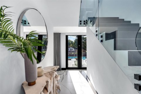 House in Coral Gables, Florida 7 bedrooms, 692.96 sq.m. № 1715500 - photo 10