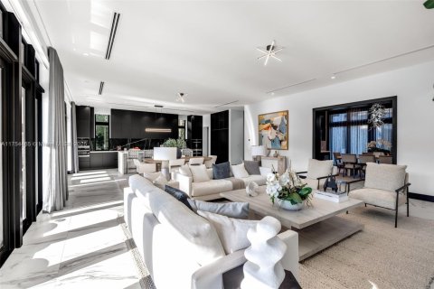 House in Coral Gables, Florida 7 bedrooms, 692.96 sq.m. № 1715500 - photo 13