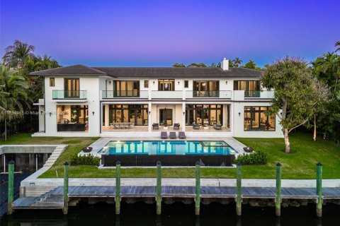 House in Coral Gables, Florida 7 bedrooms, 692.96 sq.m. № 1715500 - photo 1
