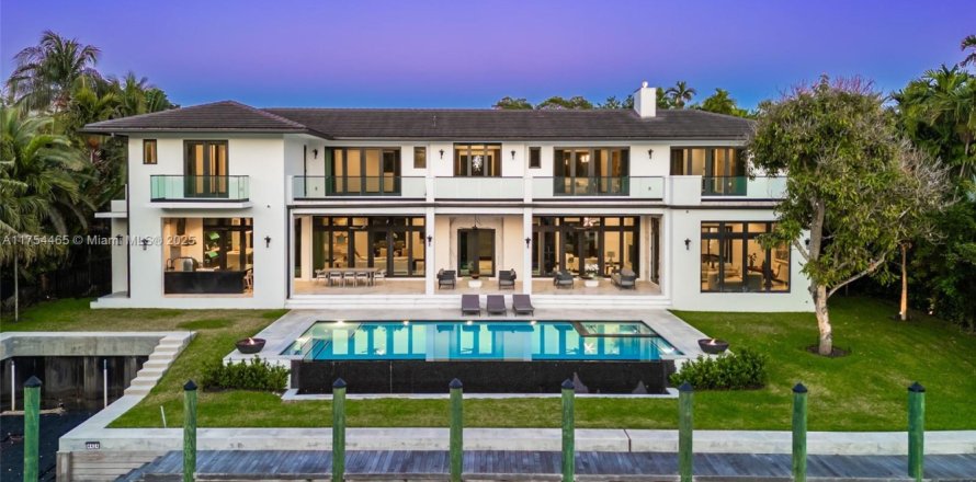 House in Coral Gables, Florida 7 bedrooms, 692.96 sq.m. № 1715500