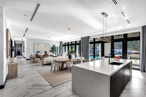 House in Coral Gables, Florida 7 bedrooms, 692.96 sq.m. № 1715500 - photo 20