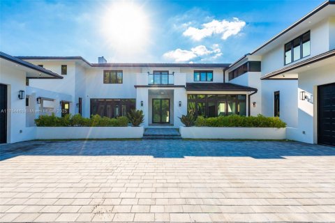 House in Coral Gables, Florida 7 bedrooms, 692.96 sq.m. № 1715500 - photo 5