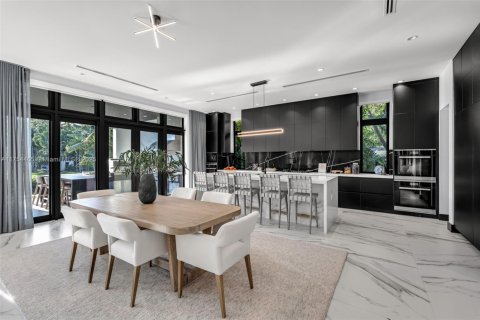 House in Coral Gables, Florida 7 bedrooms, 692.96 sq.m. № 1715500 - photo 18