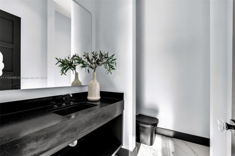 House in Coral Gables, Florida 7 bedrooms, 692.96 sq.m. № 1715500 - photo 28
