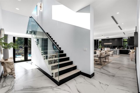 House in Coral Gables, Florida 7 bedrooms, 692.96 sq.m. № 1715500 - photo 7