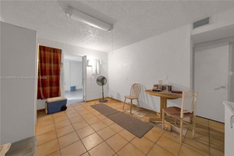 Casa en alquiler en Hialeah, Florida, 1 dormitorio, 264.77 m2 № 1937328 - foto 25