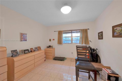 Casa en alquiler en Hialeah, Florida, 1 dormitorio, 264.77 m2 № 1937328 - foto 9