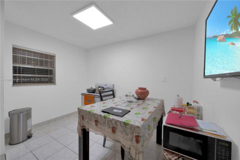 Casa en alquiler en Hialeah, Florida, 1 dormitorio, 264.77 m2 № 1937328 - foto 3