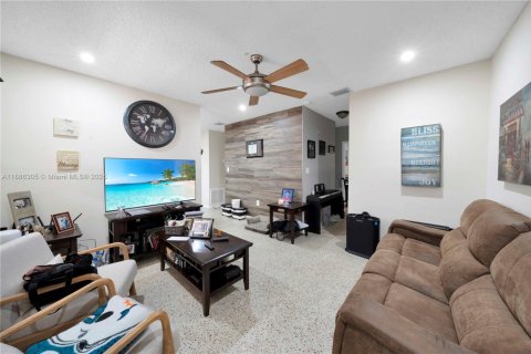 Casa en alquiler en Hialeah, Florida, 1 dormitorio, 264.77 m2 № 1937328 - foto 11