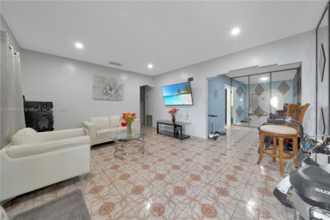 Casa en alquiler en Hialeah, Florida, 1 dormitorio, 264.77 m2 № 1937328 - foto 23