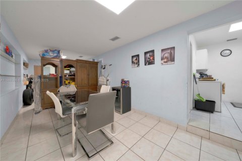 Casa en alquiler en Hialeah, Florida, 1 dormitorio, 264.77 m2 № 1937328 - foto 29