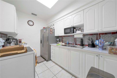 Casa en alquiler en Hialeah, Florida, 1 dormitorio, 264.77 m2 № 1937328 - foto 30