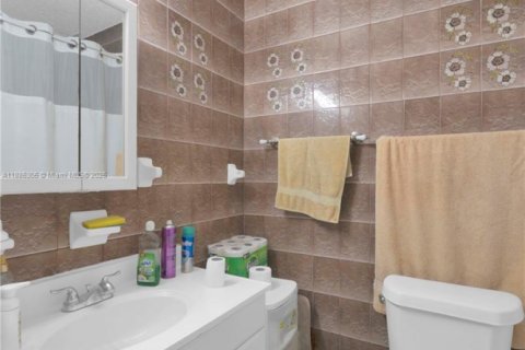 Casa en alquiler en Hialeah, Florida, 1 dormitorio, 264.77 m2 № 1937328 - foto 17