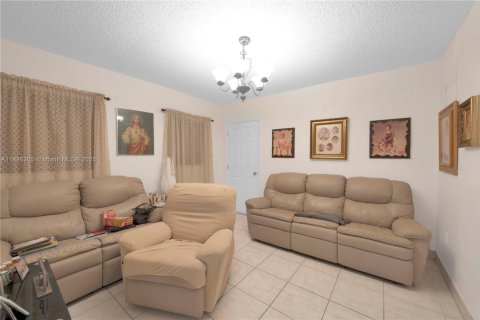 Casa en alquiler en Hialeah, Florida, 1 dormitorio, 264.77 m2 № 1937328 - foto 4