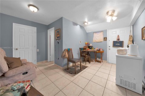 Casa en alquiler en Hialeah, Florida, 1 dormitorio, 264.77 m2 № 1937328 - foto 14