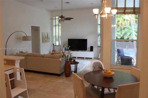 Снять в аренду виллу или дом в Уэстон, Флорида 4 спальни, 252.32м2, № 2066853 - фото 6