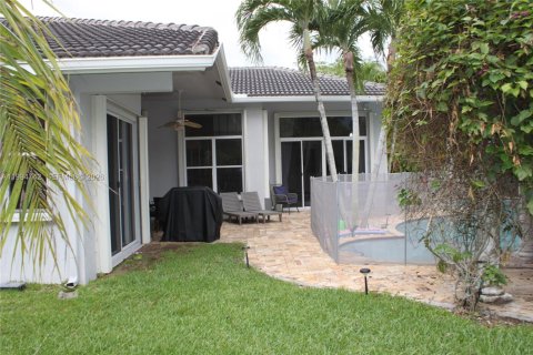 Снять в аренду виллу или дом в Уэстон, Флорида 4 спальни, 252.32м2, № 2066853 - фото 14
