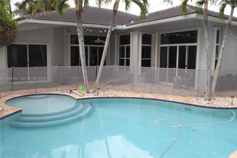 Снять в аренду виллу или дом в Уэстон, Флорида 4 спальни, 252.32м2, № 2066853 - фото 16