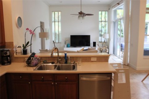 Снять в аренду виллу или дом в Уэстон, Флорида 4 спальни, 252.32м2, № 2066853 - фото 10