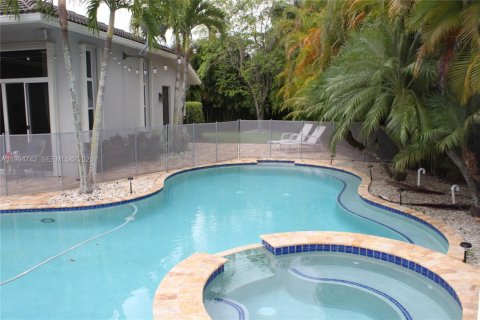 Снять в аренду виллу или дом в Уэстон, Флорида 4 спальни, 252.32м2, № 2066853 - фото 17