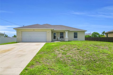 House in Cape Coral, Florida 4 bedrooms № 1814454 - photo 1