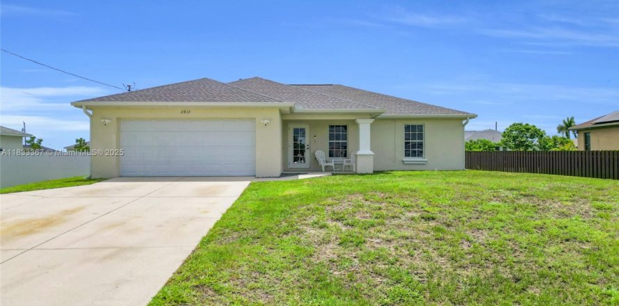 House in Cape Coral, Florida 4 bedrooms № 1814454