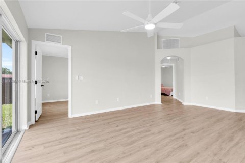 House in Cape Coral, Florida 4 bedrooms № 1814454 - photo 19