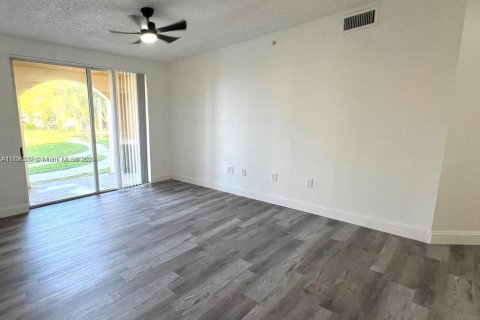 Condo in Miramar, Florida, 2 bedrooms  № 1819965 - photo 4
