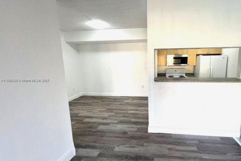 Condo in Miramar, Florida, 2 bedrooms  № 1819965 - photo 6