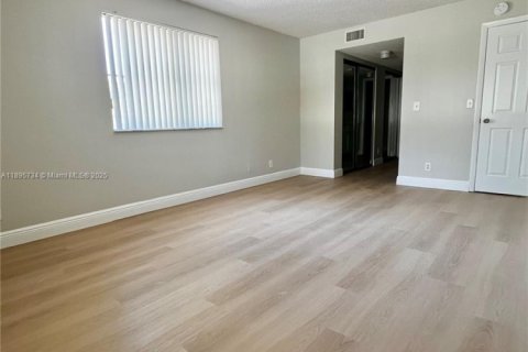 Снять в аренду кондоминиум в Корал-Спрингс, Флорида 2 спальни, 78.97м2, № 1950360 - фото 28