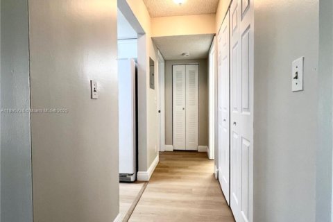 Снять в аренду кондоминиум в Корал-Спрингс, Флорида 2 спальни, 78.97м2, № 1950360 - фото 24