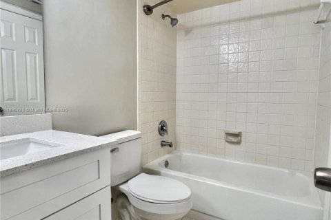 Снять в аренду кондоминиум в Корал-Спрингс, Флорида 2 спальни, 78.97м2, № 1950360 - фото 21