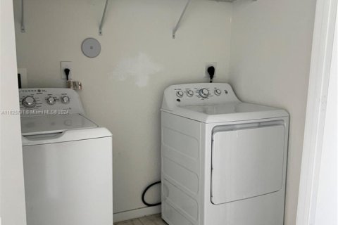 Townhouse in Homestead, Florida 3 bedrooms, 151.24 sq.m. № 1704245 - photo 12