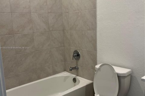 Townhouse in Homestead, Florida 3 bedrooms, 151.24 sq.m. № 1704245 - photo 13