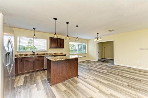House in North Port, Florida 3 bedrooms, 124.77 sq.m. № 2195223 - photo 8
