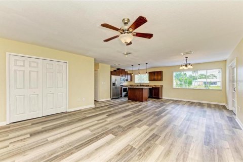 House in North Port, Florida 3 bedrooms, 124.77 sq.m. № 2195223 - photo 2