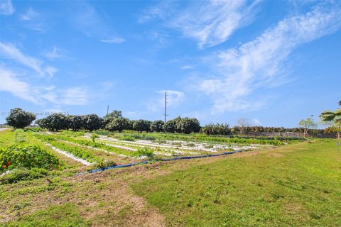 Propiedad comercial en venta en Miami, Florida № 1968323 - foto 13
