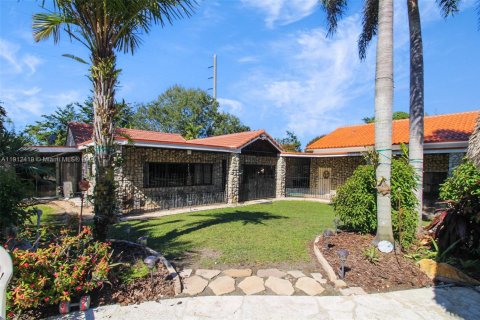 Propiedad comercial en venta en Miami, Florida № 1968323 - foto 1