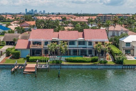 Casa en venta en Saint Petersburg, Florida, 5 dormitorios, 806.11 m2 № 1838876 - foto 1