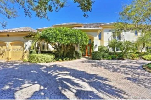 House in Coral Gables, Florida 7 bedrooms, 537.25 sq.m. № 1994410 - photo 1