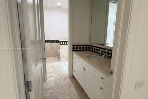 House in Coral Gables, Florida 7 bedrooms, 537.25 sq.m. № 1994410 - photo 23