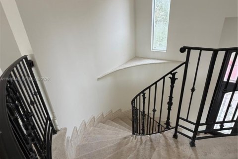 House in Coral Gables, Florida 7 bedrooms, 537.25 sq.m. № 1994410 - photo 5