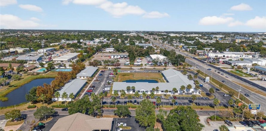 Commercial property in Largo, Florida 3437.38 sq.m. № 2103977