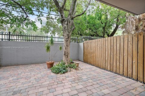 Condo in Miami, Florida, 2 bedrooms  № 1695586 - photo 24